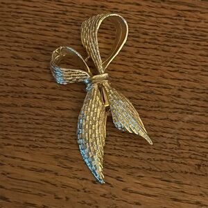Vintage Gerry’s Elegant Gold Bow Brooch